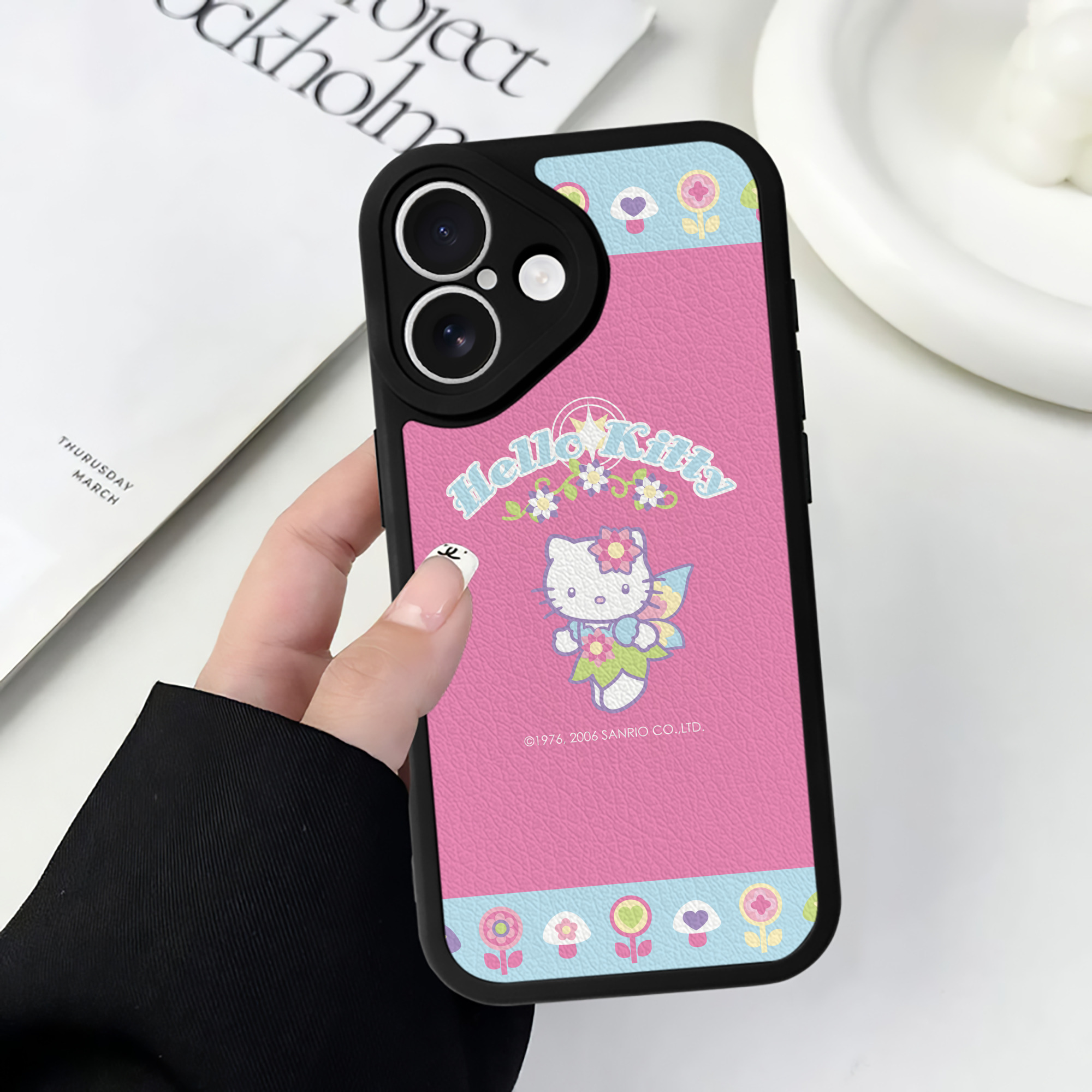 （画像用） Hello Kitty ハローキティ 【iPhone 16シリーズ対応】シリコンスマホケース（レザー調） 材質：シリコン
